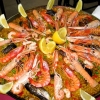 Eller kanske ta med hela gänget och dela på en stor paella?