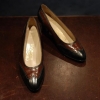 Nu har det hänt igen, ett par damskor har smugit sig in i butiken. Denna gång ett par pumps från Salvatore Ferragamo i storlek 6.5 (37). Made in Italy. Pris: 900:- (nypris ca 3500:-) Mycket sparsamt använda.