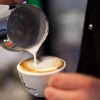 Douglas gör en cappuccino. Bönan är Mehari från http://www.passalacqua.com/
