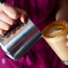 Vår barista gör caffè latte.
