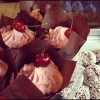 Kladdkakemuffins med hallonfrosting.