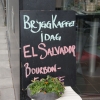 En skylt talar om vilket bryggkaffe du får.
