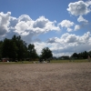 Sandstranden sett från vattnet.
