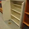 vitt skåp.
Mått Höjd:135cm Bredd:111cm Djup:45cm Objekt:5029. 2800kr