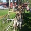Kulturfestivalen idag förbereds för fullt och vid skomakerimuseet är styltor, tipspromenad och tunnband framplockade och man kan öva i att knyta rosett, rulla vaxljus och göra en liten skinnpung. Plus allt annat som händer på området! Välkomna!
