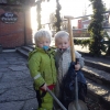 Smågrabbarna RObin och MAteo hjälper till att städa utanför