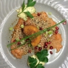Tamarimarinerad kravodlad lax serveras med pepparrotssås -rostade sesamfrön o granatäppelkärnor. Smaklig förrätt familjen Jonsson med gäster.
