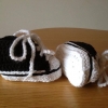 Ett par virkade converse finns i butiken. Passar barnfötter som är ca 8-10 cm.