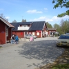 Caféet till vänster och lanthandeln mitt i bild.