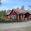 Taget från parkeringen. Uteserveringen till vänster om caféet.