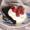 Vem kan motstå en hembakad, riktigt lagom gräddad kladdkaka med vispgrädde och hallon?!