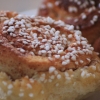 Här serveras härligt stora kanelbullar.