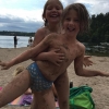 Bild från Flatenbadet av @kristinaviklund - Kusiner på stranden