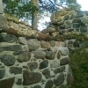 Ruinen efter det medeltida fästet Ål, uppe på berget öster om badet.