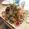 Kalvrostbiffsallad med primörer.