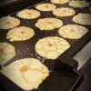 Pannkakorna är på stekning och väntar på att bli ätna :) välkomna!