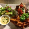 Är du sugen på något litet men inte för litet & inte heller för stort?

Prova vår Oxfilé toast!
Närproducerat fr. Faringe gård! Medium rare på surdegsbröd, pepparrotscreme, ugnsrostade körsbärstomater, mixsallad, bearnaise och hemgjorda pommes. 

Går att 