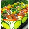 Smörgåstårta Medelhavet

Exklusiv smörgåstårta med italienska delikatesser
Kryddig kesoröra, italiensk salami, lufttorkad skinka, brieost, mozarella, gurka, tomat, rödlök, physalis, majonäs och creme fraiche