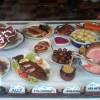 2010 års julskyltning! Ett julbord med alla dess läckerheter...i MARSIPAN!! Thomas Swenson har tillverkat allt i minsta detalj för hand, och av marsipan!!