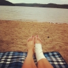 Bild av @annieahlsin - Sommarträning inställd pga trasig fot och utbytt mot strandhäng. Men tråkigt då.