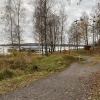 Gångvägen till badet från parkeringen och ställplatsen för husbilar.