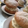 Vi startar dagen med nybakade semlor! 
 
Välkomna in i värmen på en varm choklad och semla.