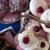 Dagens special: ekivoka (om man så vill) omaränger, apelsinchokladbröd och klassiska kärleksmums. På kafé Schuckert, din lugna vrå i cityhetsen (om man har lite fantasi eller är van vid ännu lugnare tätortscentra än Dals Långed).