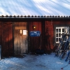 På vintern är det mysigt att dricka en kopp varm choklad på serveringen.