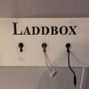 Nu har vi skaffat en laddbox för telefoner. Ladda, fika, gå ut och njut i skogen!