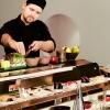 Kaiten-zushi. Välj själv vilka sushibitar du vill fårn det rullande bandet framför dig. Kocken tillagar sushin allt eftersom ni äter.