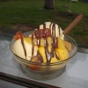 GULLKULLEN
En gul smakdröm bestående av mangosorbet, marula-ananas och passionsorbet, med bitar av papaya, mango och noisette-topping som pricken över i.