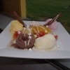 MEGA ICE
Päronhalvor draperade med marula-ananas, santander cacao, smultron, nougat chocolat, och pecannötkola med bitar av papaya och mango samt niosette-topping och minimaränger.