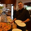 Emilio serverar paella till 50 personer