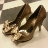 Scorettbeige lackpump stl 39 229:-
