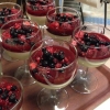 Pannacotta m. Bärsås toppad med hallon & blåbär