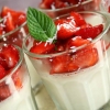 Kokospannacotta med citrusmarinerade jordgubbar

6 personer

3 gelatinblad
3/4 dl strösocker
3 dl krämig kokosmjölk
3 dl vispgrädde
1 msk pressad citron

lägg gelatinblad i kallt vatten i 5 min.

koka upp socker, kokosmjölk, grädde och citronsaft i en kas