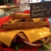 Victor fick äntligen sin idé igenom. Grillad macka med dijonsenap, majo, bacon, cheddar, skinka, lök och tomat.