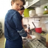 Duktiga praktikanten Anton rullar chokladbollar:-)