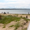  Träbryggan underlättar att ta sig ner till stranden.