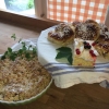 Vinbärskaka med marängtäcke och rabarberpaj med vaniljfluff - från vårat trädgårdsland förstås! Självklart har vi nybakade bullar också...Öppet 10-16 hela Medeltidsveckan med både fika och mat att erbjuda! Varmt välkommen!