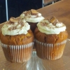 Idag har vi nybakade Dumle muffins med vaniljglasyr.