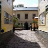 Nu är gården pyntad och redo för dagens firande! Varmt välkomna idag!