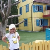 Bild från Astrid Lindgrens Värld av @robin_ljung - Här är en tjej som har vatt överlycklig hela dagen.. har träffat Pippi, Emil, Madicken o alla andra.