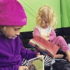 Bild från Astrid Lindgrens Värld av @dollyjansson - Camping 2.0, en uppkopplad och den andra med handen i lördagsgodiset #fältstudieicampingsverige