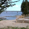 Bryggan och Ässöbron i bakgrunden.