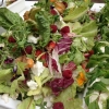 Sallad från catering med blommor, frukt, grönt & ost :-)
