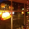 Ljuskällor som gör sig bra kvällstid. Eva Davidssons vallmolampa och happylights.