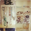Idag har vi fått upp massor av smycken. Kom förbi och fynda! #secondhand #secondhandkläder #smycken #fynd #gävle