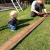 Regnskydd fixas till konserten på lördag! Andreas Vaehi - vår underbara alltiallo har en liten lärling!