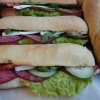 Vi fixar mackor till mötet!
Här ciabatta med salami & brie. Mest populär är vårt surdegsbröd med frön, jäst kallt över natt för bästa resultat. klassisk ost, skinka & grönt-gott! Eller fyllda baguetter till utflykten...